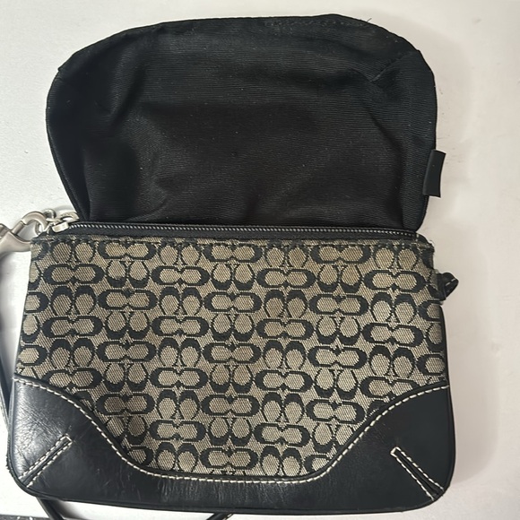Coach wristlet - Picture 3 of 5